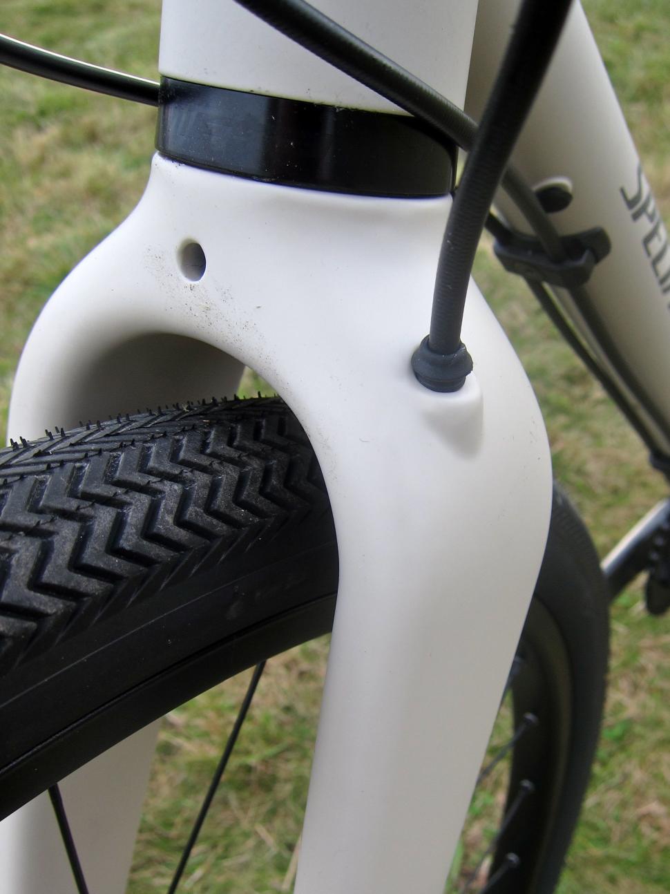 Specialized Sequoia Expert - Fork Internal Routing.jpg