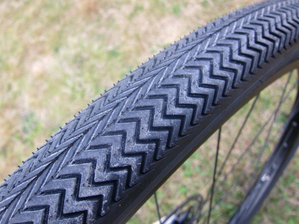Specialized Sequoia Expert - Sawtooth 700x42 Tyre Tread.jpg