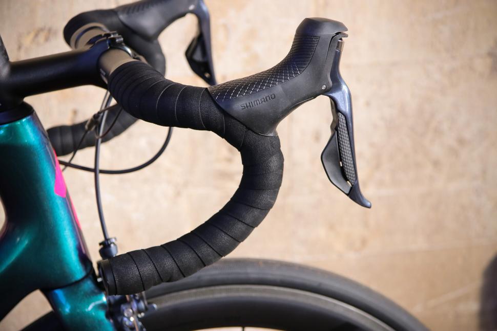 Specialized Tarmac SL 6 Pro - bar and shifter.jpg