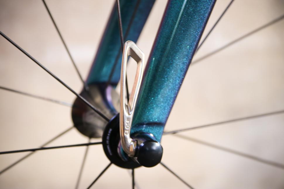 Specialized Tarmac SL 6 Pro - front drop out.jpg