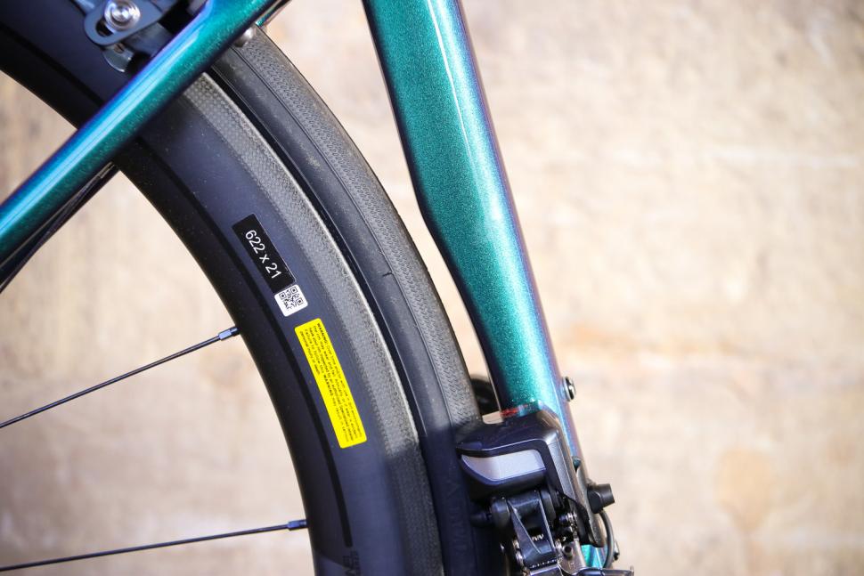 Specialized Tarmac SL 6 Pro - seat tube shape.jpg
