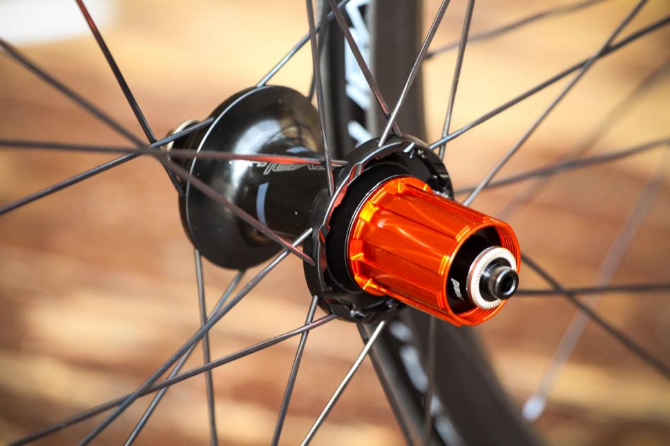 specialized_roval_clx_32_disc-650b_set_-_rear_hub.jpg