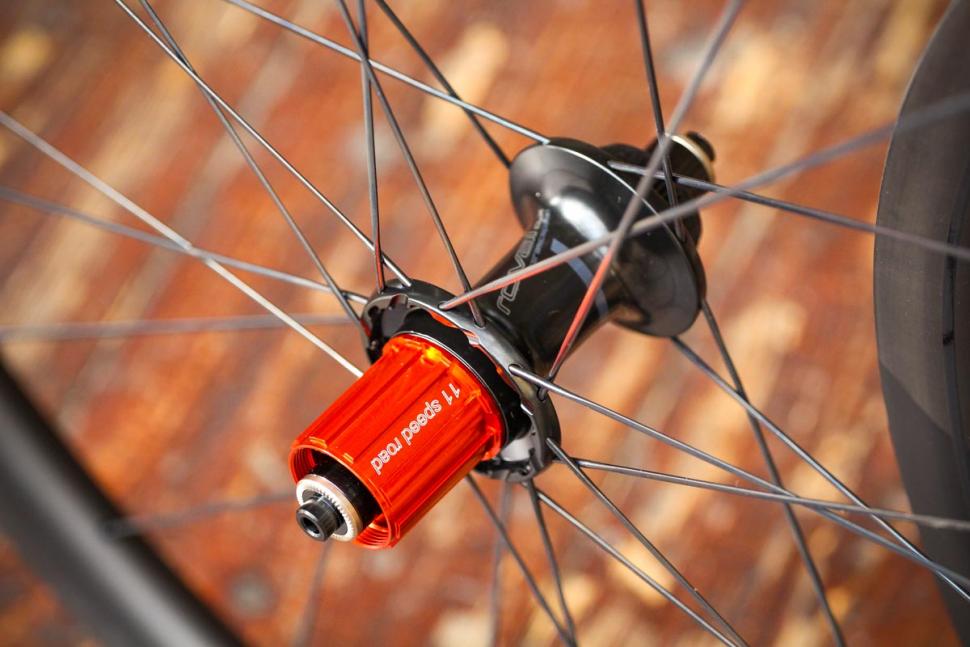 specialized_roval_clx_32_disc-650b_set_-_rear_hub_2.jpg