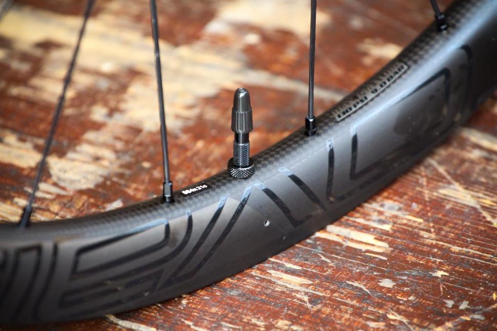 specialized_roval_clx_32_disc-650b_set_-_valve.jpg