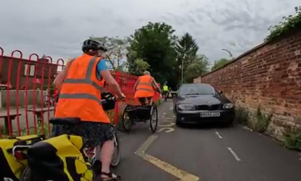 Traffic chaos near St George's RC Primary School, Worcester (Forggybelle, Twitter)