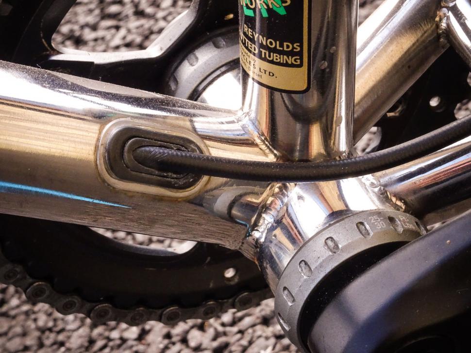 Sven Cycles Pathfinder - cable route and bb.jpg