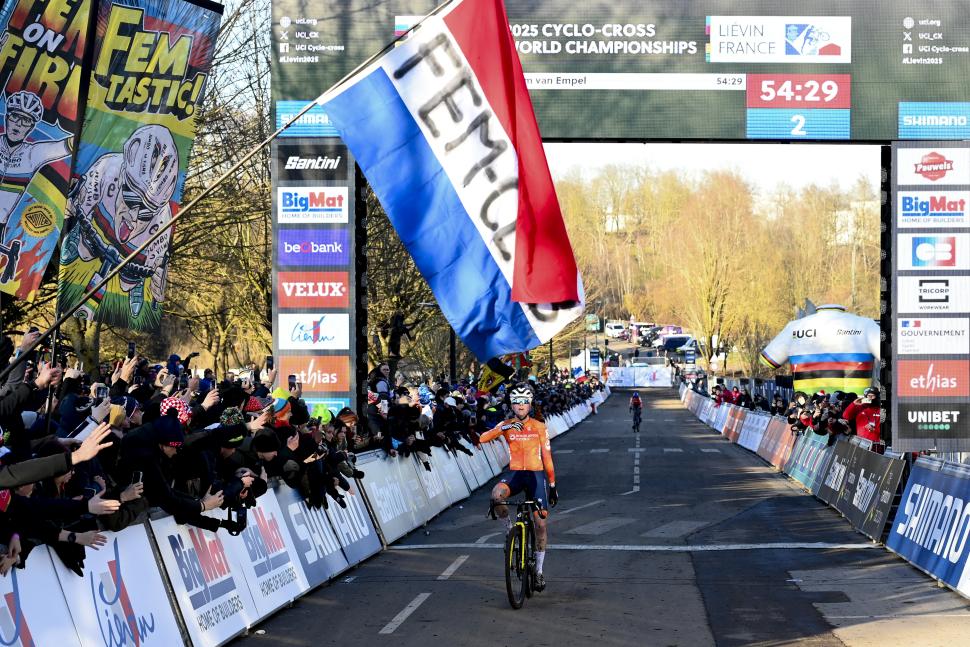 Fem van Empel wins the 2025 world cyclocross championships 
