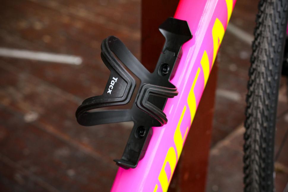 Tacx Radar bottle cage 2.jpg