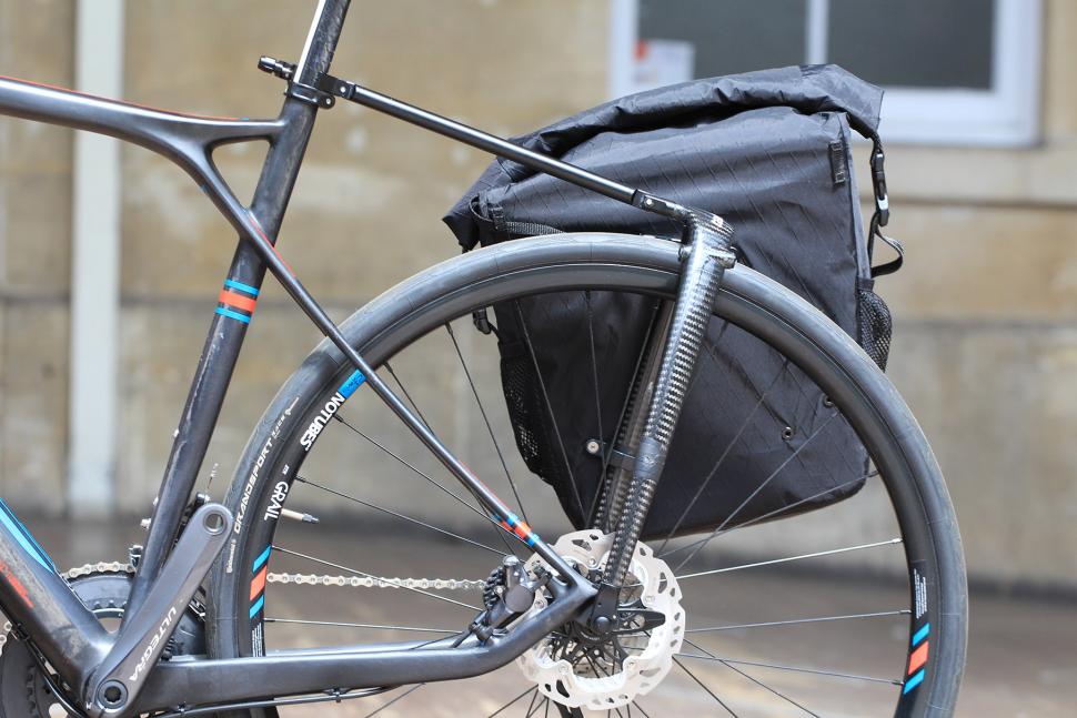 Tailfin Carbon Rack - pannier off.jpg