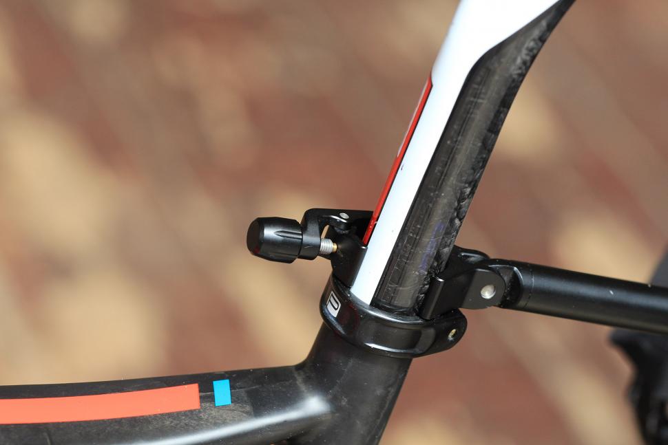 Tailfin Carbon Rack - seat clamp close up.jpg