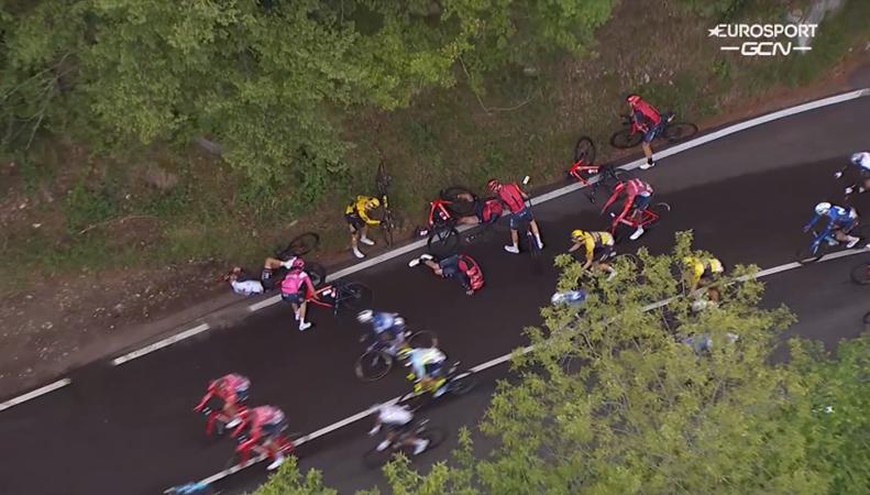 Tao Geoghegan Hart crashes out of 2023 Giro d'Italia (GCN)