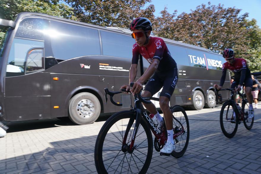 team-ineos-riding2