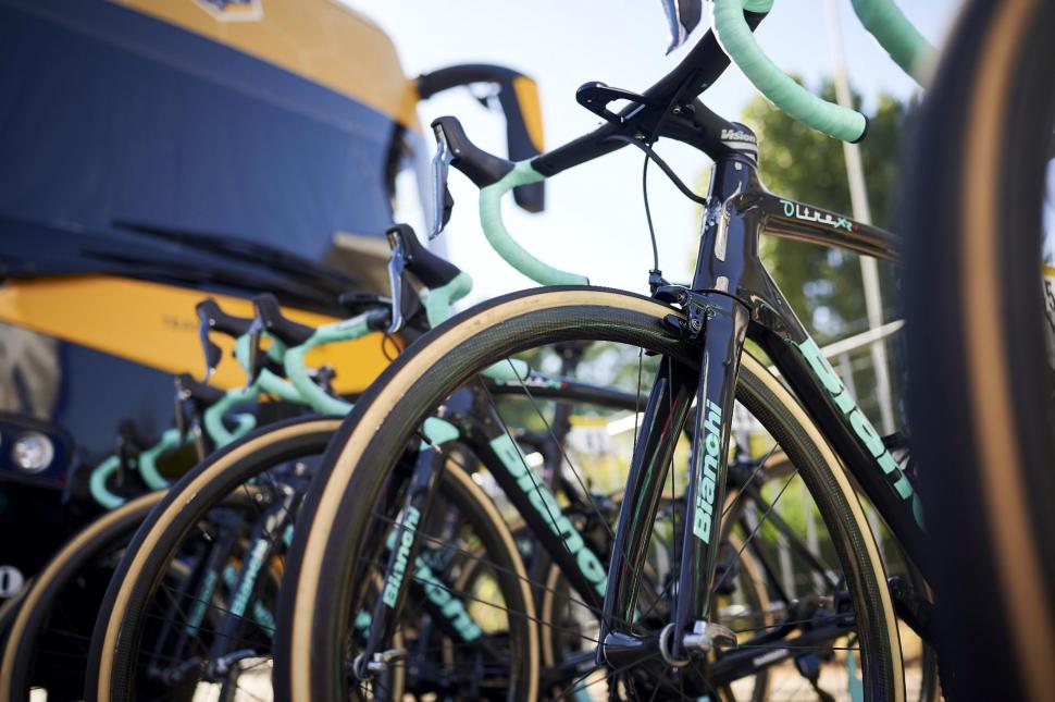 Team Jumbo-Visma's Oltre XR4 are characterized by an exclusive paint system that reduces the molecular weight of the coating (Credits- Bram Berkien) - 1.jpeg