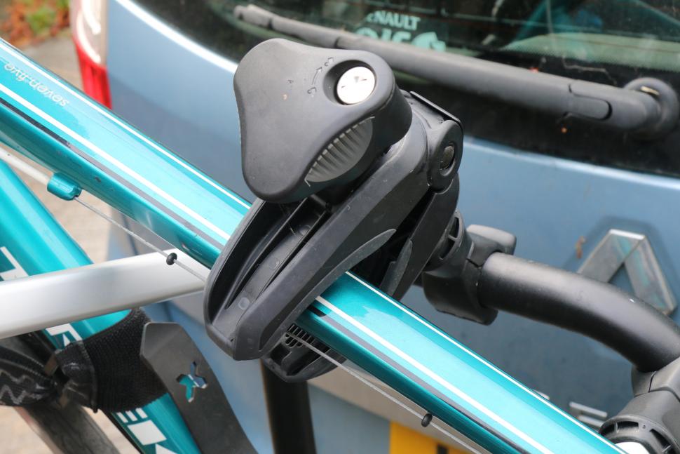 Thule Easyfold XT 3 &ndash; 20 &ndash; Acutight clamp.JPG