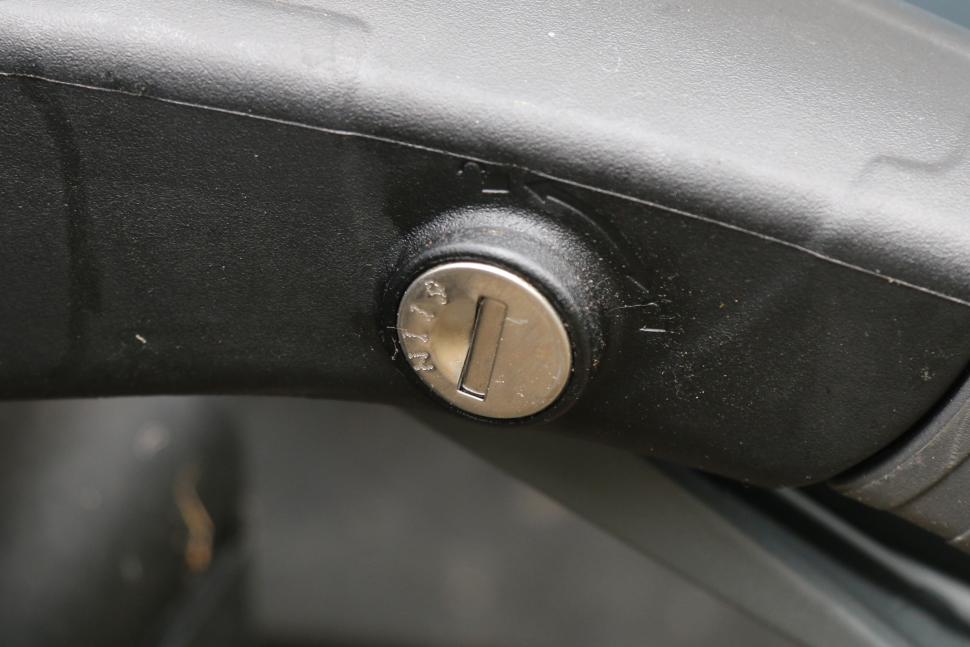 Thule Easyfold XT 3 &ndash; 38 &ndash; lock in main handle.JPG