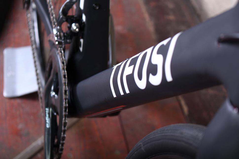 Tifosi Cavazzo - down tube.jpg