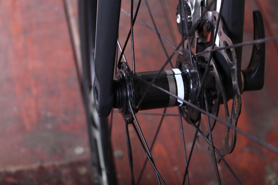 Tifosi Cavazzo - front hub.jpg