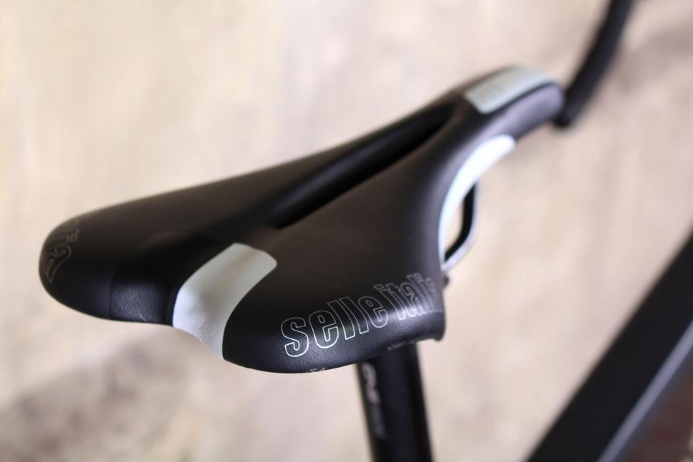 Tifosi Cavazzo - saddle 2.jpg