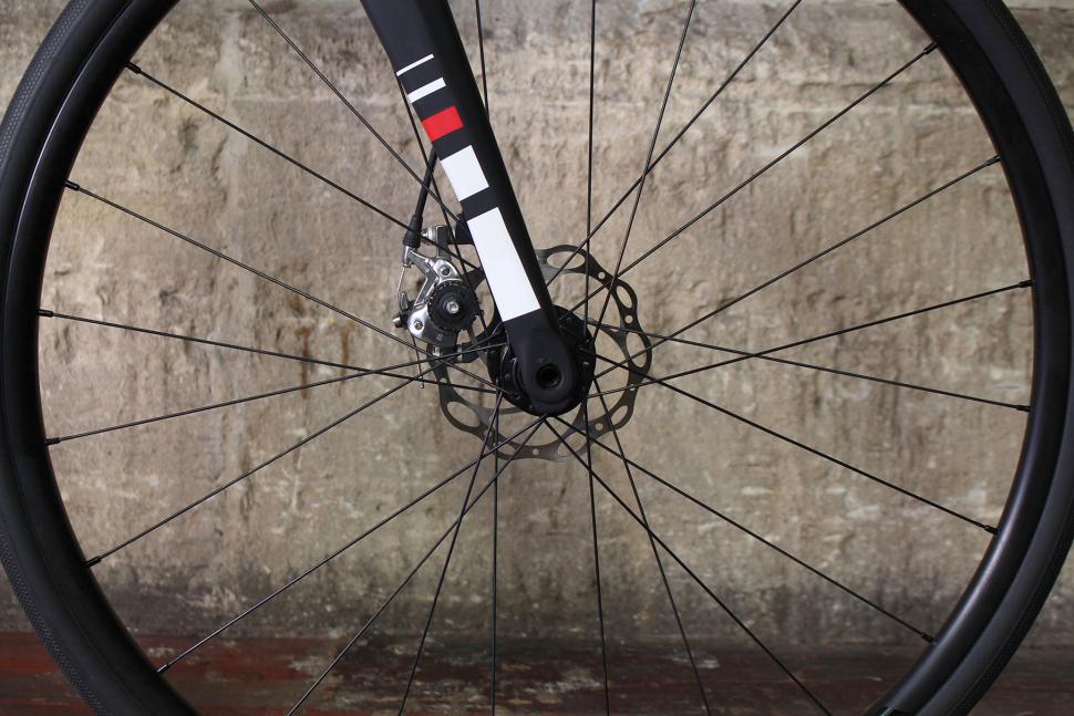 Tifosi Cavazzo - thru axle.jpg