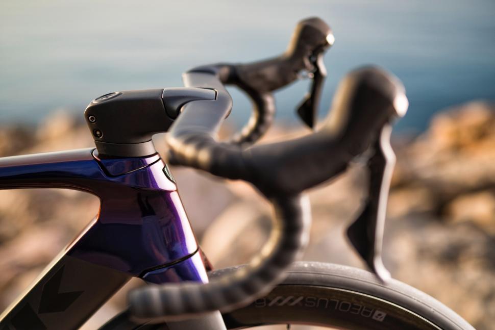 tk18_madone_disc_handlebar_1.jpg