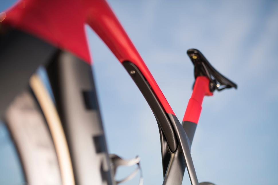 tk18_madone_disc_isospeed_1.jpg