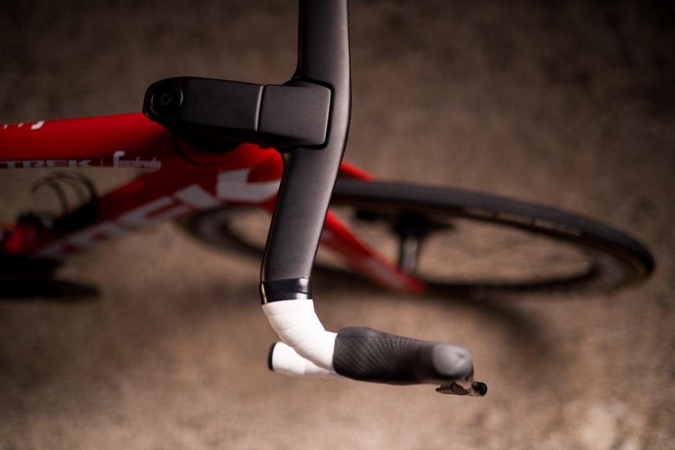 tk18_madone_integrated_handlebarstem_1.jpg