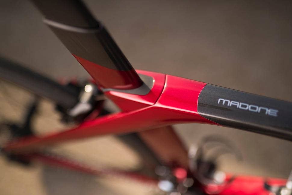tk18_madone_rim_brake_isospeed_top_1.jpg