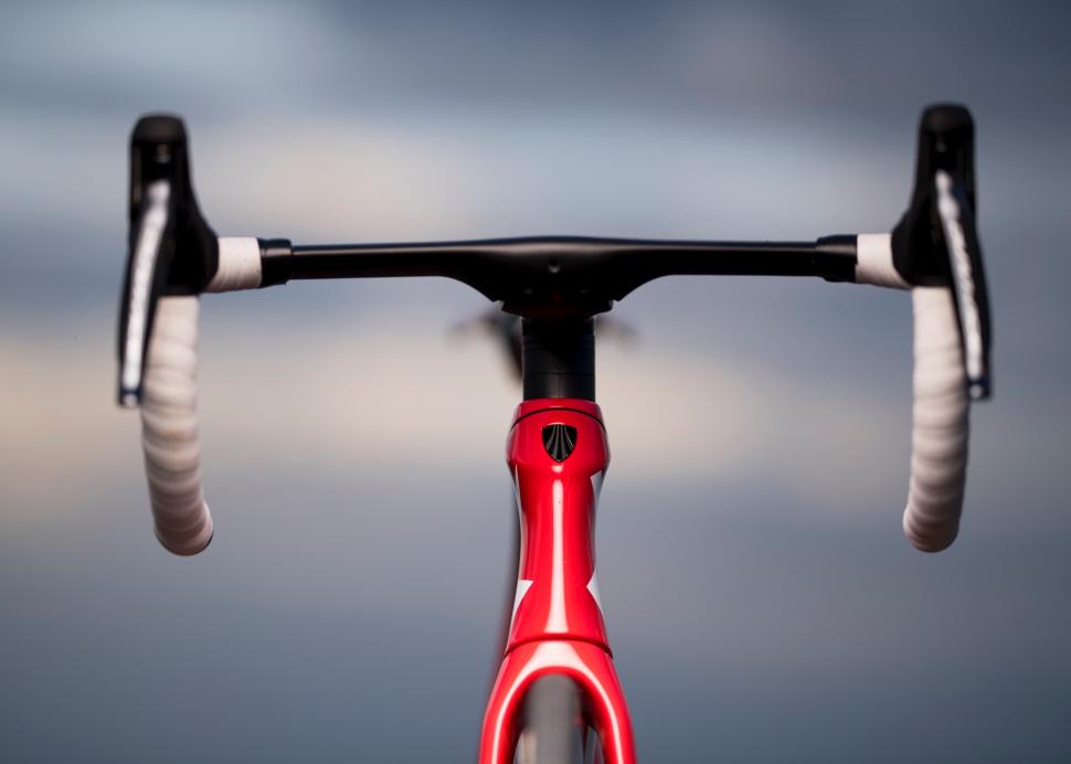 tk18_madone_slr_disc_cockpit_1.jpg