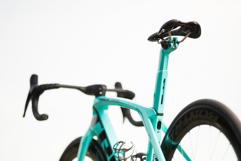tk18_madone_slr_disc_rear_top_1.jpg
