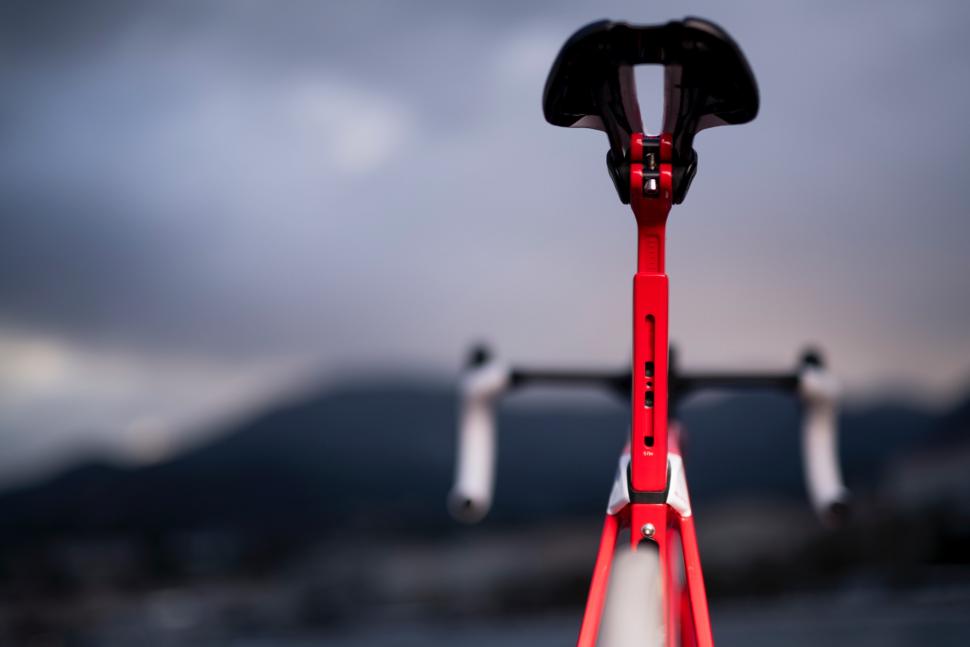 tk18_madone_slr_disc_segafredo_46_1.jpg