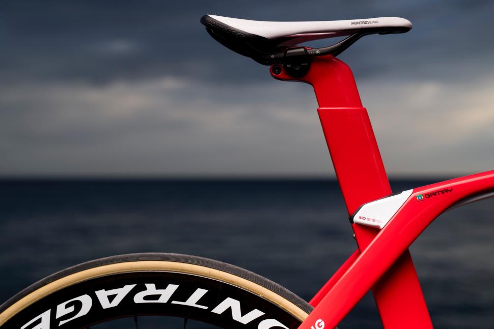 tk18_madone_slr_disc_segafredo_48_1.jpg