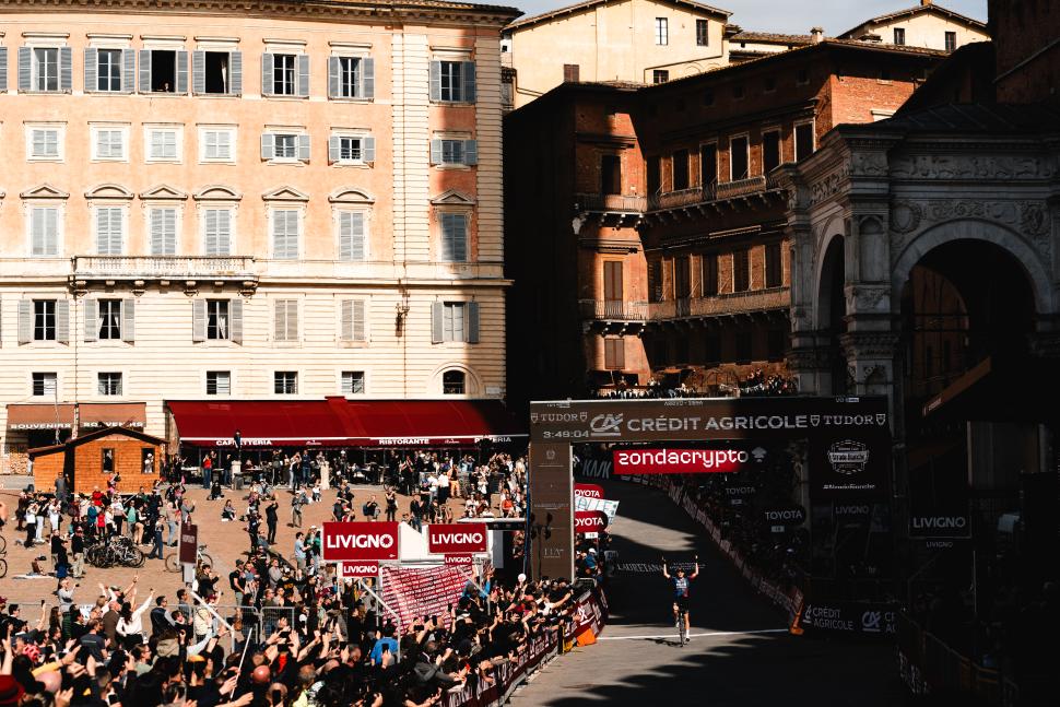 Demi Vollering wins 2025 Strade Bianche 