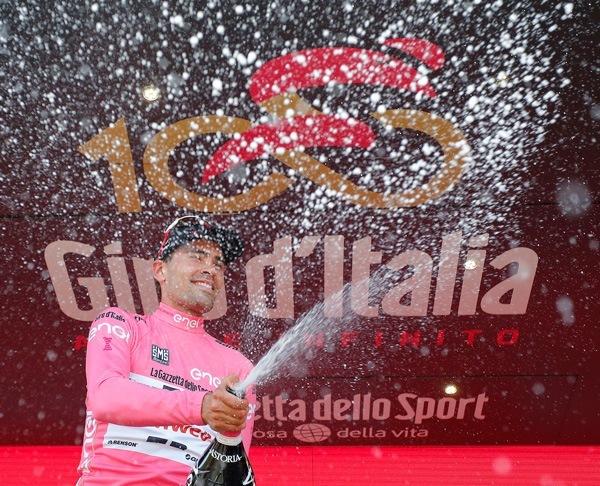 Tom Dumoulin celebrates winning Stage 14 of 2017 Giro d'Italia (LaPresse - D'Alberto - Ferrari - Paolone - Spada).jpg