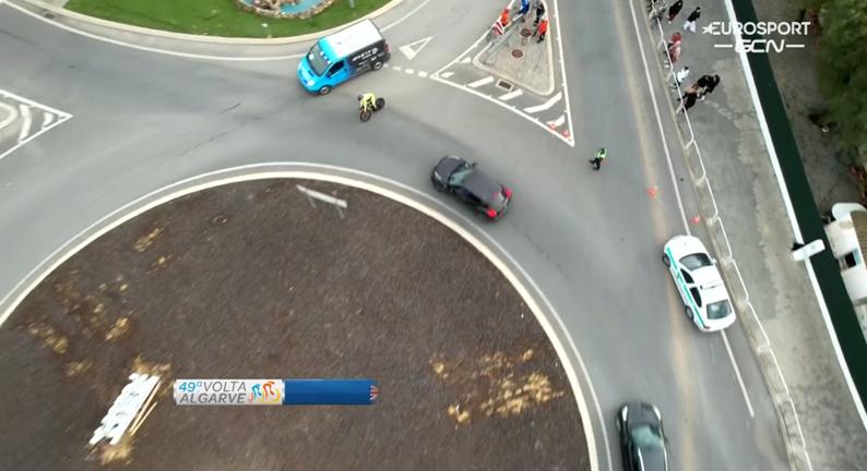 Tom Pidcock rides onto roundabout filled with motorists after Volta ao Algarve TT (GCN)