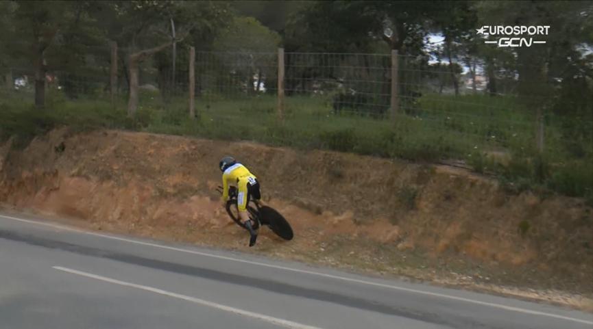 Tom Pidcock showcases cyclocross skills during Volta ao Algarve time trial (GCN)