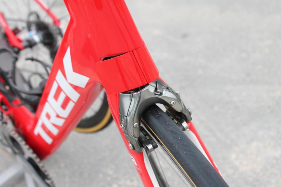 Tour de France 2016 integrated front brake Trek Madone - 1.jpg