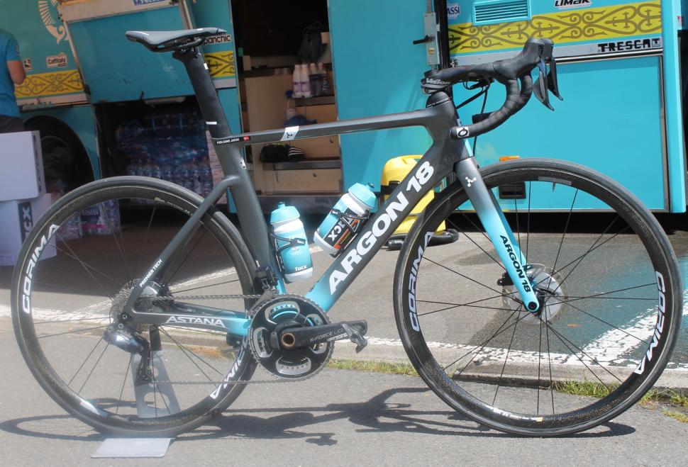 Tour de France 2019 Jakob Fuglsang Argon 18 Nitrogen Disc - 1.jpg