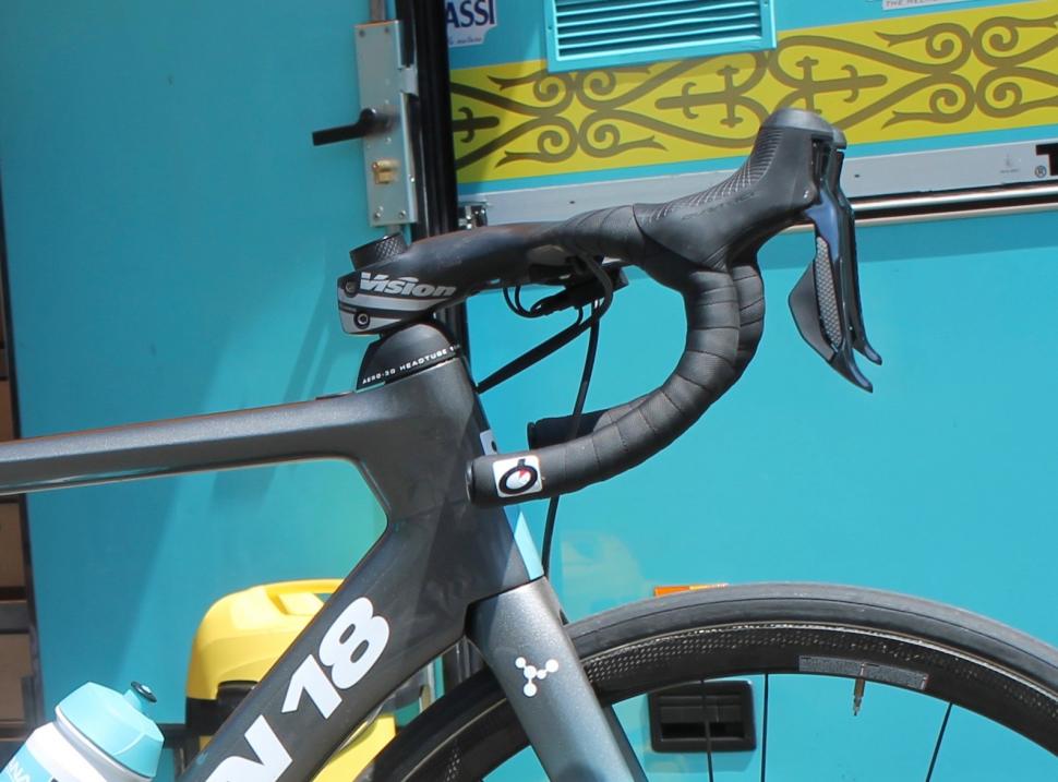 Tour de France 2019 Jakob Fuglsang Vision Metron 5D combined bar_stem - 1