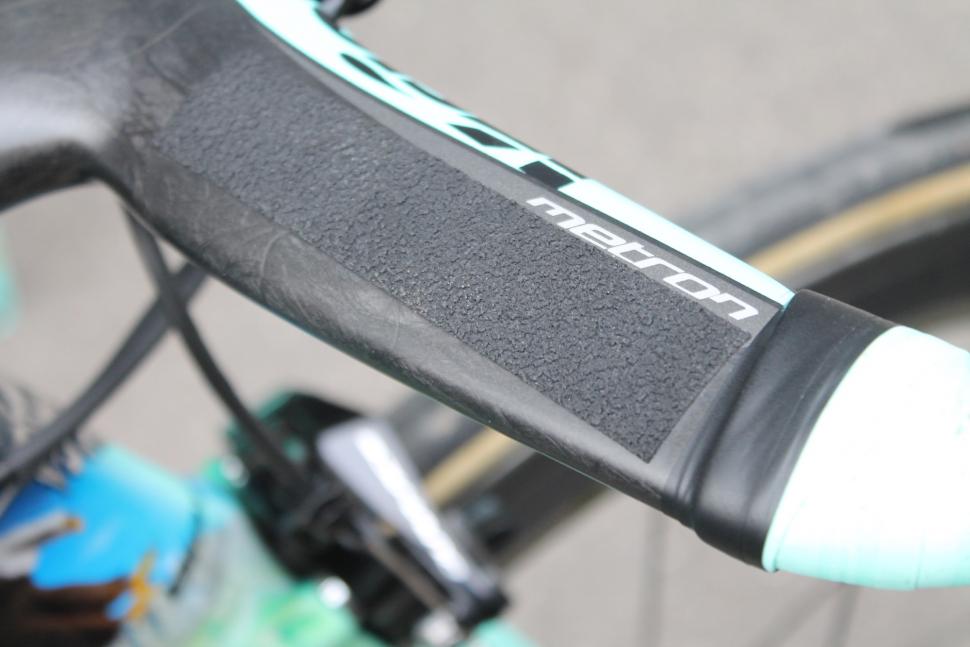 tour_de_france_2018_-_roglic_vision_metron_5d_handlebar-stem_grip_tape_-_1.jpg
