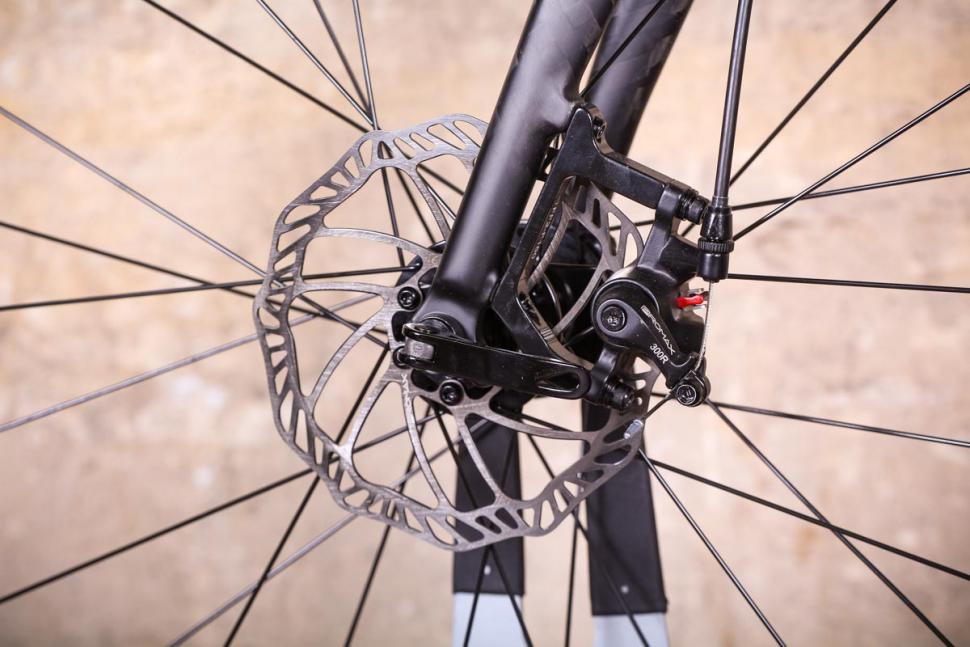 Triban RC 500 - front disc brake.jpg