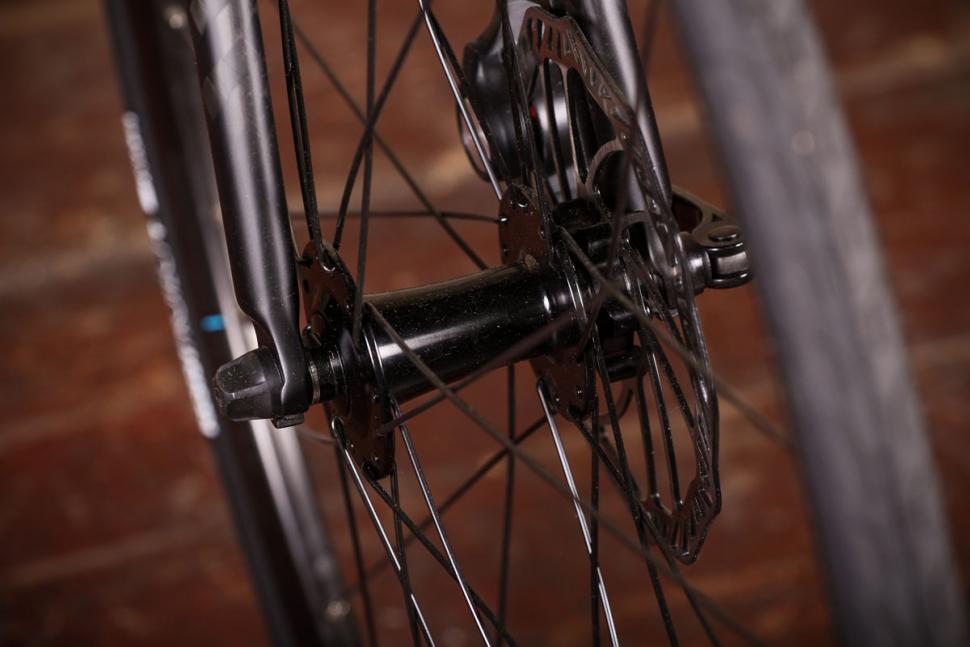 Triban RC 500 - front hub.jpg