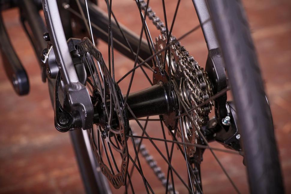Triban RC 500 - rear hub.jpg