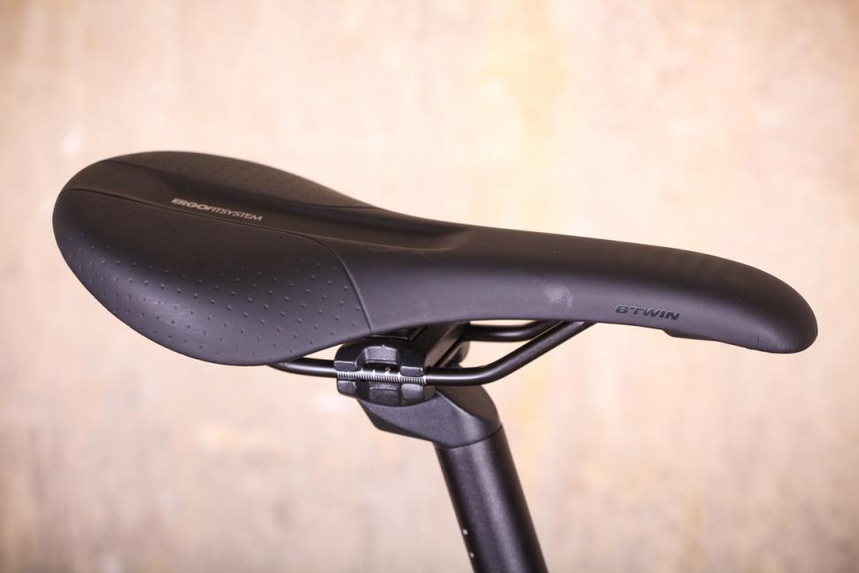 Triban RC 500 - saddle.jpg