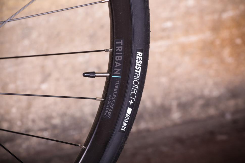 Triban RC 500 - tyre and rim.jpg