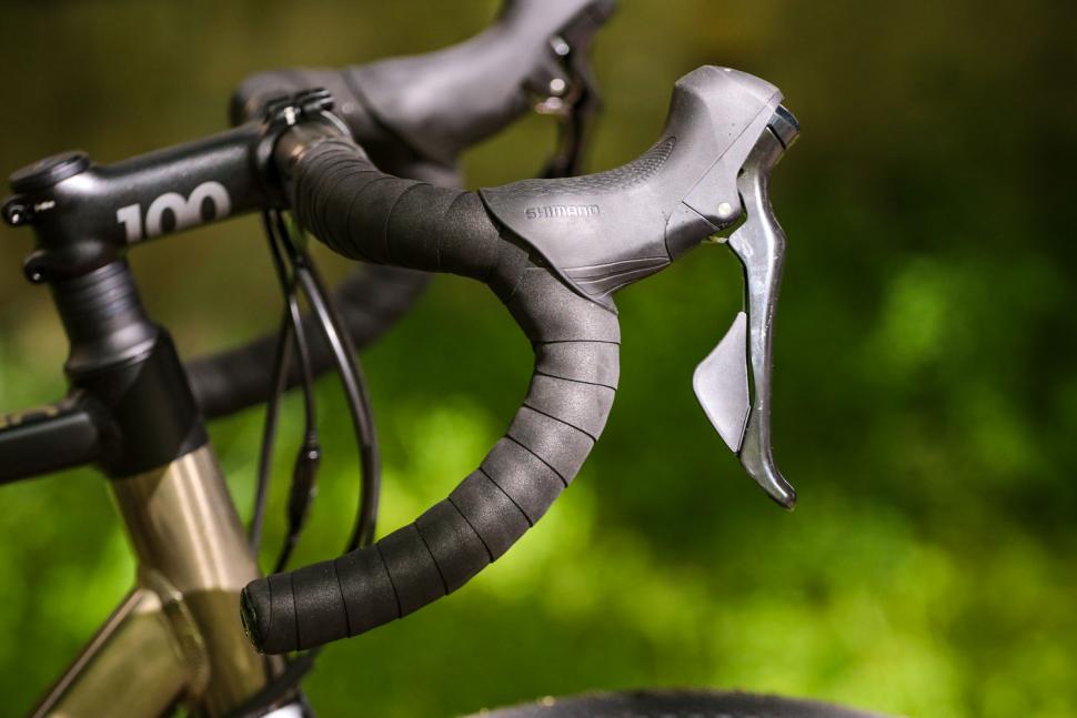 Triban RC 520 Gravel - bar and shifter.jpg