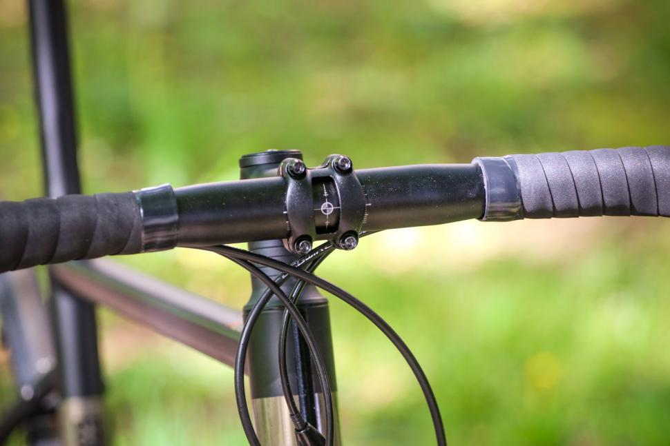 Triban RC 520 Gravel - bars 2.jpg