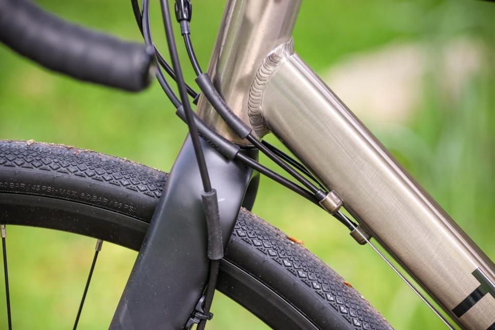 Triban RC 520 Gravel - cables.jpg