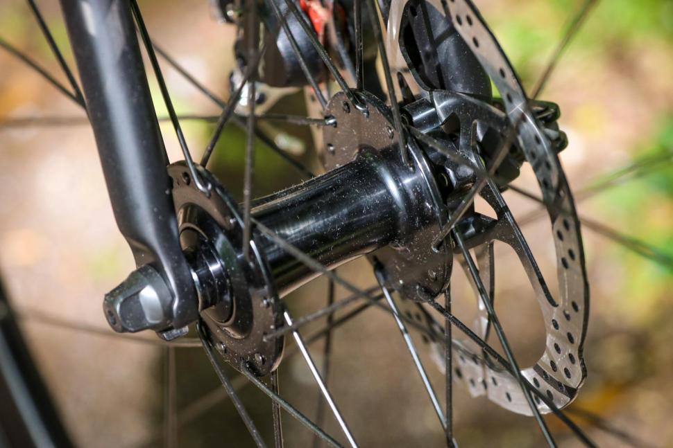 Triban RC 520 Gravel - front hub.jpg