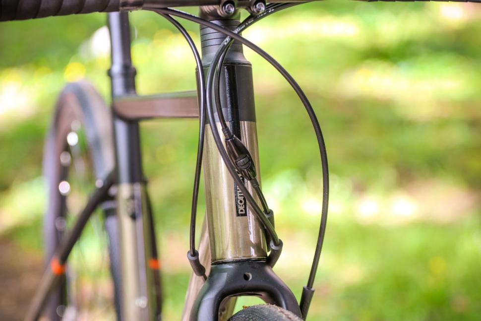 Triban RC 520 Gravel - head tube badge.jpg