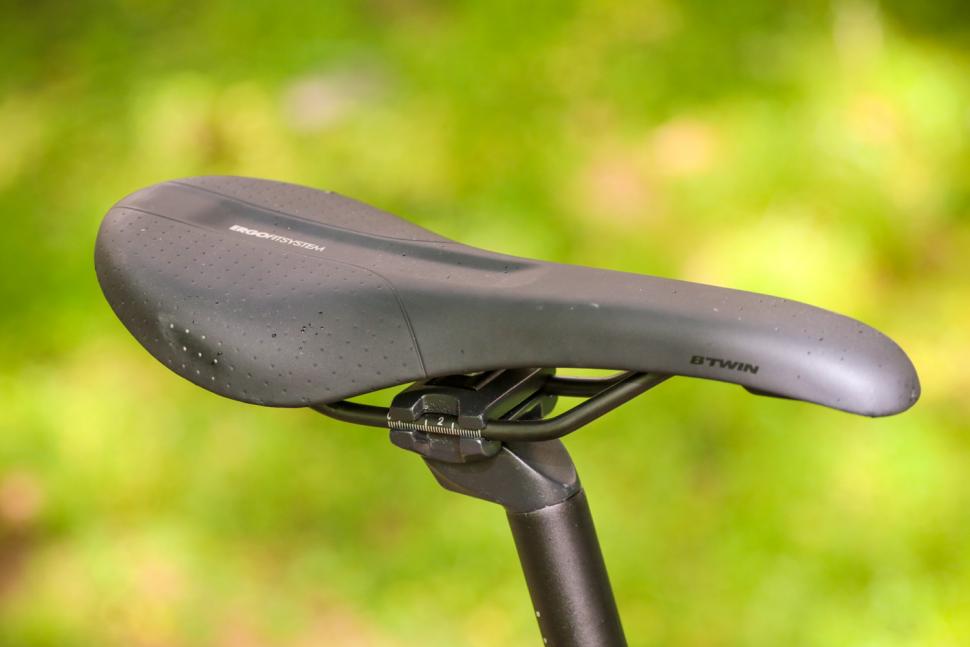 Triban RC 520 Gravel - saddle.jpg